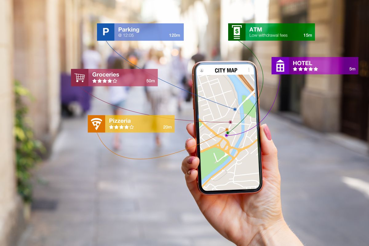 Pessoa segurando smartphone com mapa aberto, representando buscas locais e SEO para Google Maps.